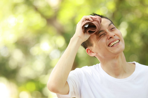 男人擦汗图片下载