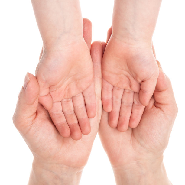 母亲洗完手后检查女儿的手——预防冠状病毒流行的防护措施概念图片下载