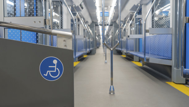 地铁残疾人专区。这个概念就是残疾人的生活。一个为残疾人准备的地方。有轨电车座位旁的残疾图标。残疾人在公共交通中的舒适。图片下载