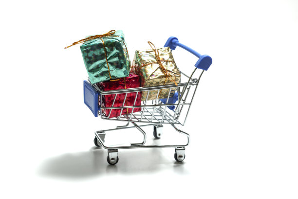 白色背景的礼品盒和迷你购物车图片下载