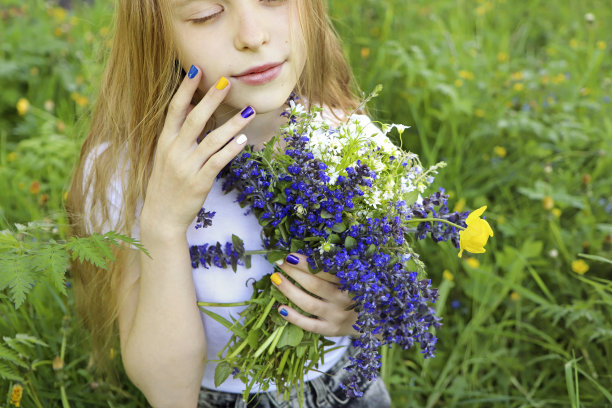 漂亮的金发女孩拿着一束花图片下载