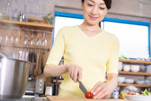 亚洲女人在厨房做饭图片下载