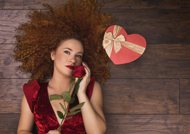 美丽的女孩与红玫瑰图片下载