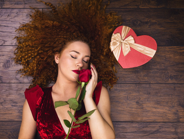 美丽的女孩与红玫瑰图片下载