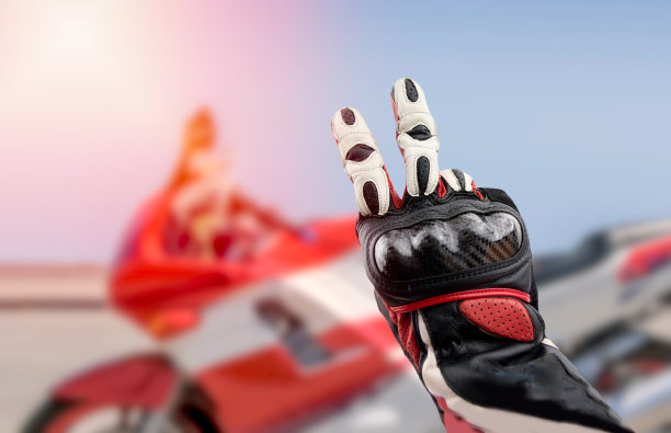 摩托车手在路上打招呼图片下载