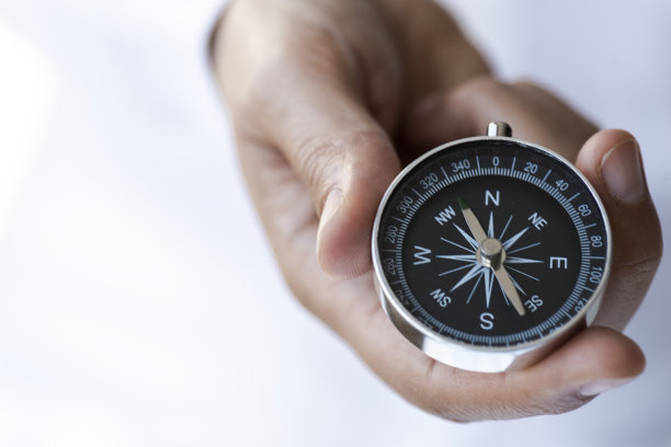 女人展示指南针图片下载