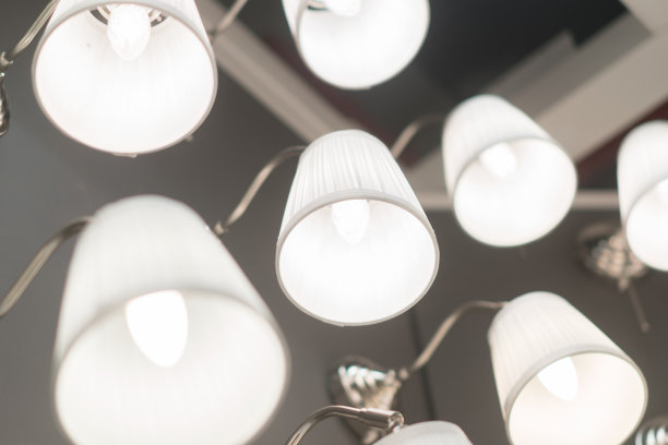 天花板上悬挂着白色的led现代吊灯。图片下载