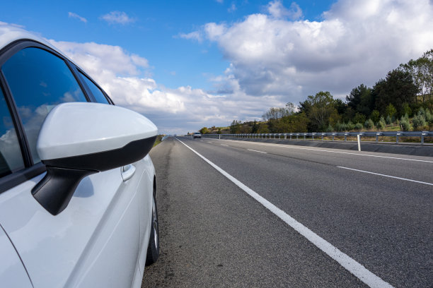 在高速公路上开车图片下载
