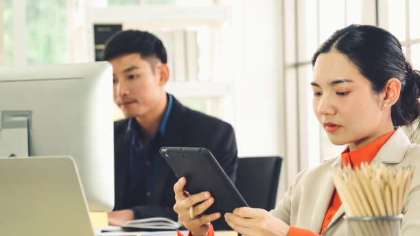 商务人员在现代办公室的桌子旁工作图片下载