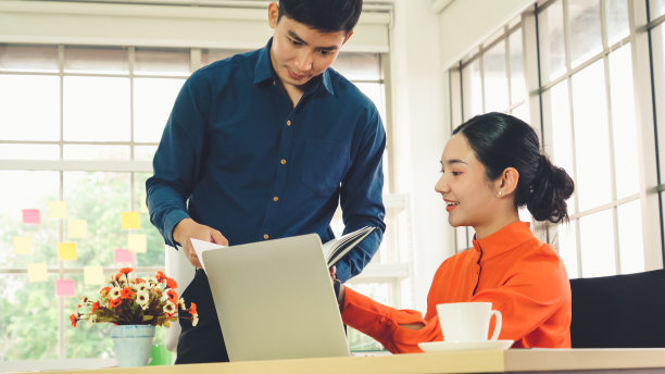 两位商务人士在办公室谈论项目策略图片下载