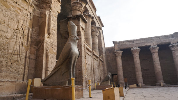 埃德夫神庙和宫殿门口的荷鲁斯花岗岩石像图片下载