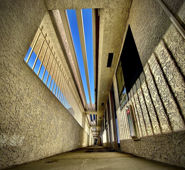 沿着阴影走廊-递减的视角图片下载