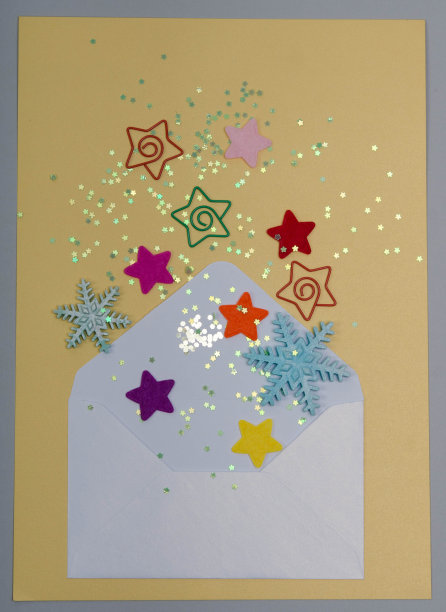 黄色背景信封里的圣诞魔法。图片下载