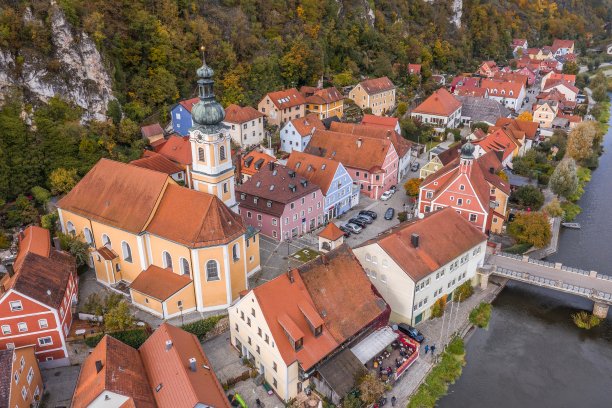 这是德国巴伐利亚州Kallmünz Kallmuenz市市景的无人机鸟瞰图，Naab河和Vils河上的桥和山上的城堡废墟图片下载