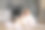 一家人——母亲、女儿和儿子，都穿着白色的针织衣服，庆祝新年、圣诞节。图片下载