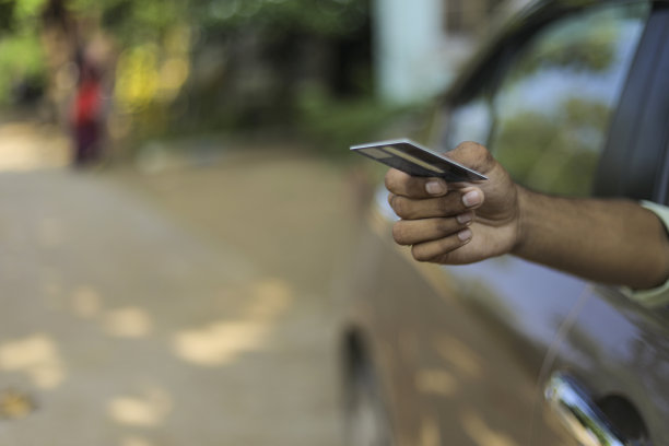 商人手持信用卡的手的特写图片下载