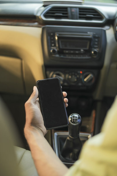 男手在车里拿着手机图片下载