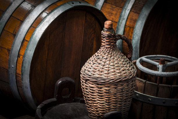 酒窖里的酒桶里装着德米约翰图片下载