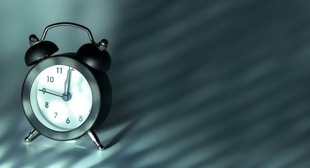 新年时钟上的灰色背景，复制空间图片下载