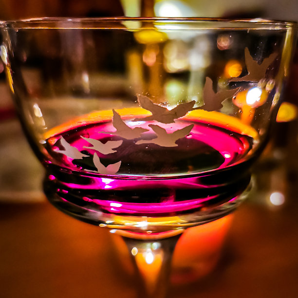 上面有候鸟的红酒酒杯图片下载