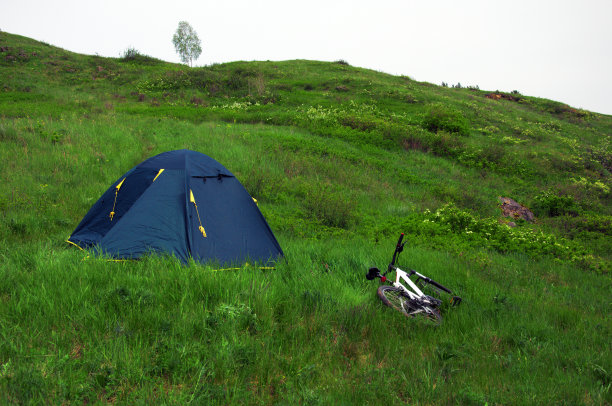 在乡间小路上骑自行车。图片下载