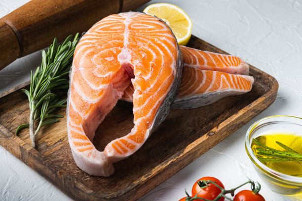 一片红色的三文鱼和香草，在白色的背景上图片下载