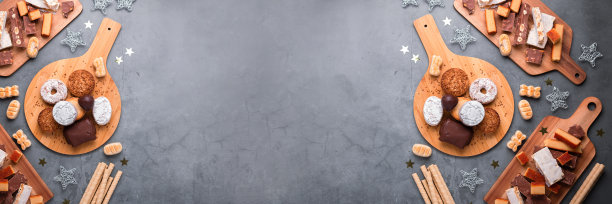 传统的西班牙圣诞糖果turron, polvorones, mantecados与圣诞装饰在灰色的桌面，拷贝空间，平躺，网络横幅图片下载