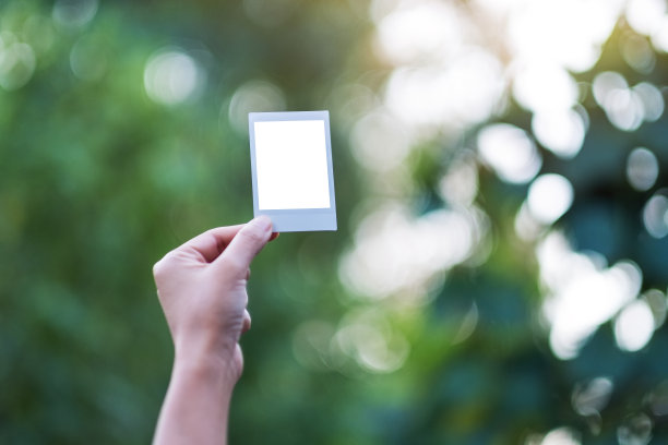 一个手持模型的宝丽来相框图片下载