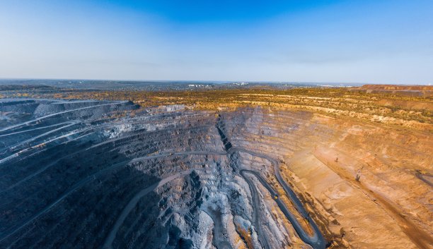 鸟瞰图南部采矿工厂，矿山采石场在乌克兰图片下载