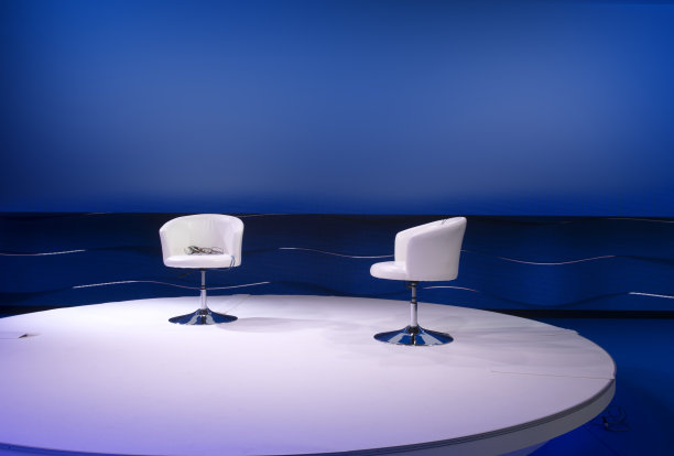 两个白色导演椅，用于视频制作或电影和电影行业。图片下载