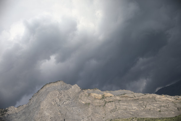 暴风雨前从巴比伦到圣朱利安蒙特尼的景色图片下载