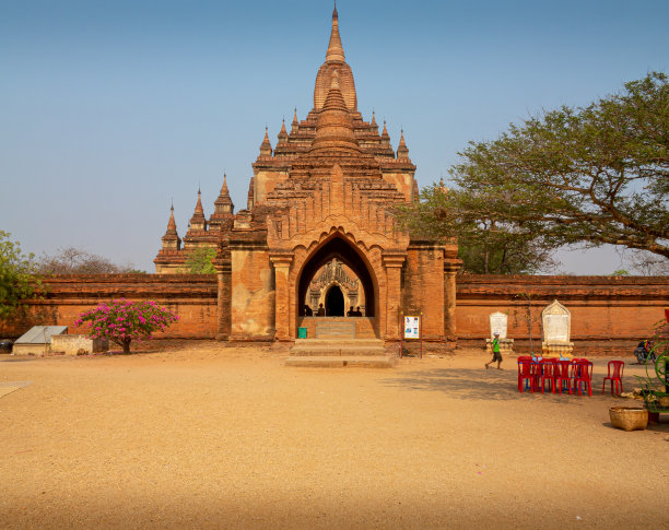 缅甸蒲甘的一座寺庙/宝塔正面图图片下载