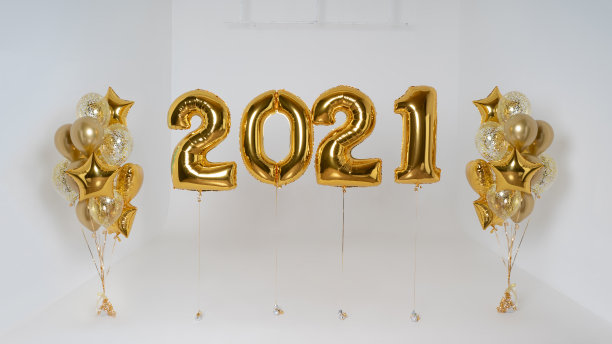 金色气球的日期是2021年，充气氦气和派对气球在丝带上孤立的白色背景。2021年新年快乐。恭贺新年快乐的概念图片下载