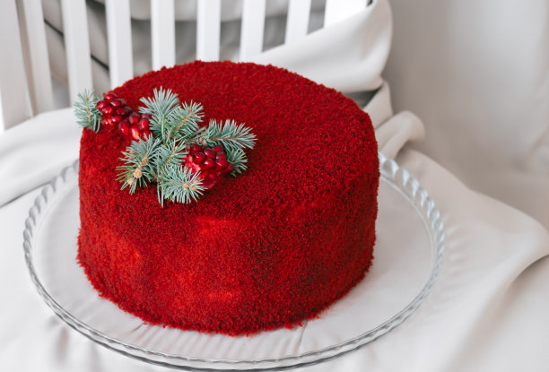 白色的桌子上放着红色天鹅绒蛋糕图片下载