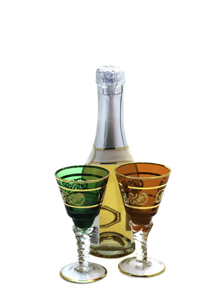 一瓶葡萄酒和两个彩色玻璃杯在白色的背景图片下载