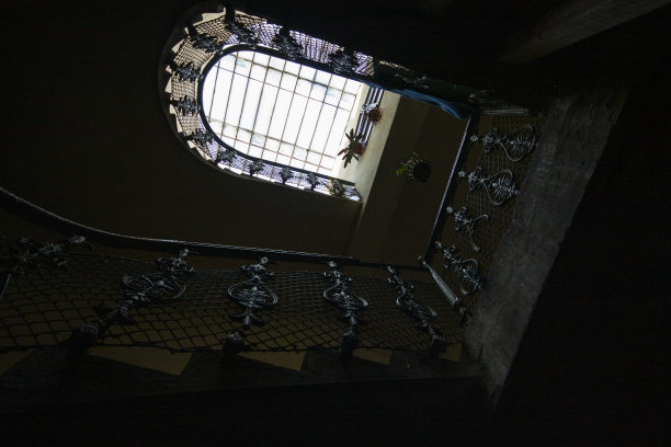 被毁的楼梯，金属栏杆怀旧地照亮图片下载