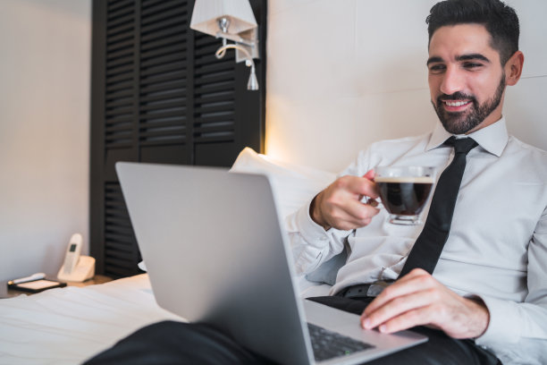 两个商人一起用笔记本电脑工作。图片下载