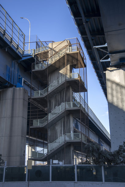 从伊斯坦布尔Unkapani桥的较低部分通向桥的楼梯图片下载