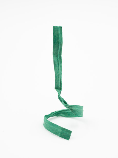 绿色扭领带卷起来，站起来图片下载