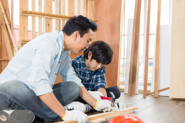 父亲是个木匠，教儿子钉钉子。图片下载