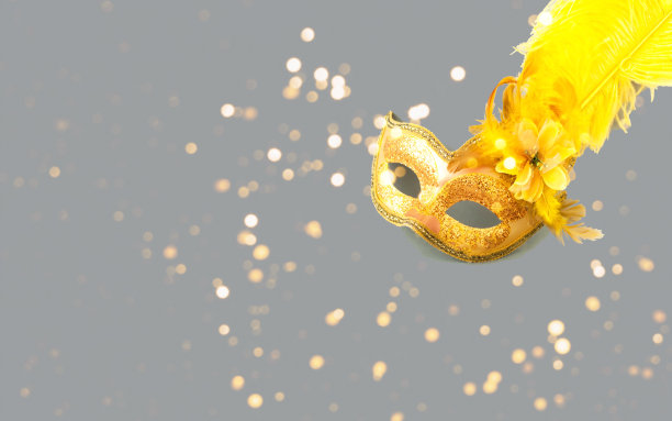 狂欢节面具上的灰色背景。狂欢节概念或新年装饰。2021年时尚的颜色。图片下载