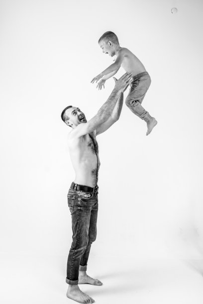 父亲和儿子一起玩耍，抚养他。黑白照片图片下载