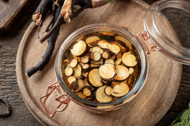 玻璃缸中紫草片-配制草药酊剂图片下载