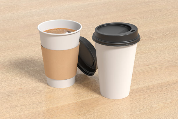 两个白色带走咖啡纸杯模拟与黑色盖子在木制背景。可打开(带支架)和封闭的一次性杯子。图片下载