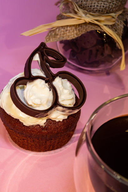 用3D打印机打印出的樱桃巧克力蛋糕图片下载