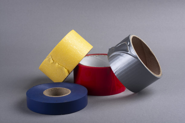 灰色背景上有几卷胶带。图片下载