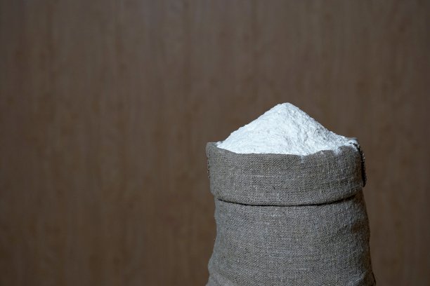 褐色背景的一袋小麦粉图片下载