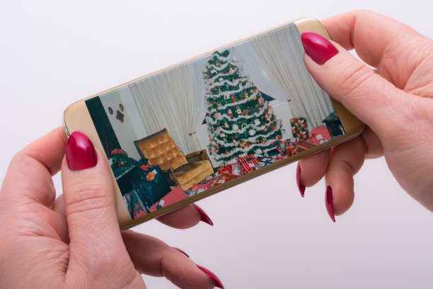 在智能手机上查看旧圣诞照片图片下载