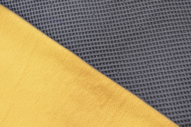 照亮黄色和灰色纺织品，2021年的颜色，俯视图，抽象图案图片下载