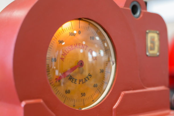 测试你的力量:Vintage Red Strength Game for Free Play图片下载